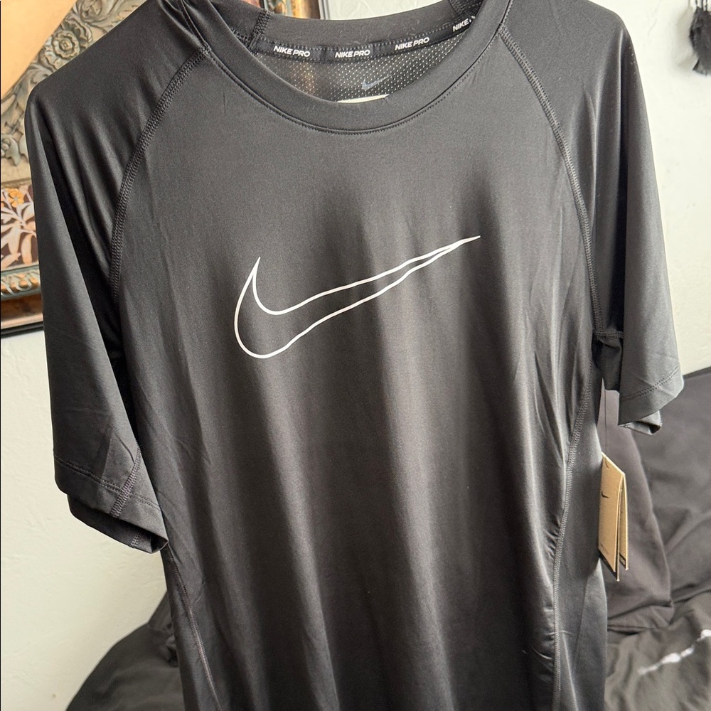 Nike Pro men’s black t shirt